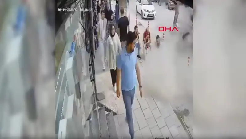 TIR Pastiği Patladı, Sokakta Korku Dolu Anlar Yaşandı!