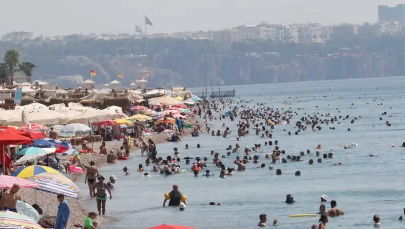Antalya'da Deniz Suyunun Isısı Rekor Kırdı: Yaz Havası Devam Ediyor