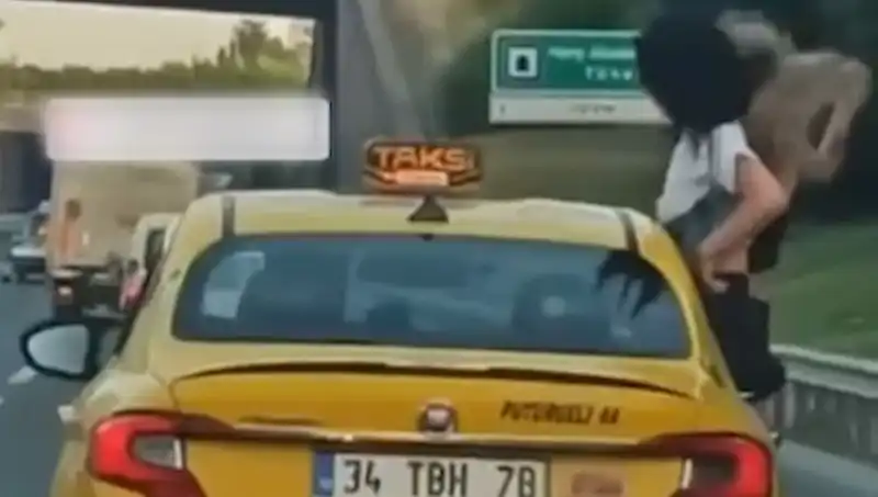 TEM Otoyolu'nda Şaşkına Çeviren Anlar: Taksinin Camından Sarkan Gençler