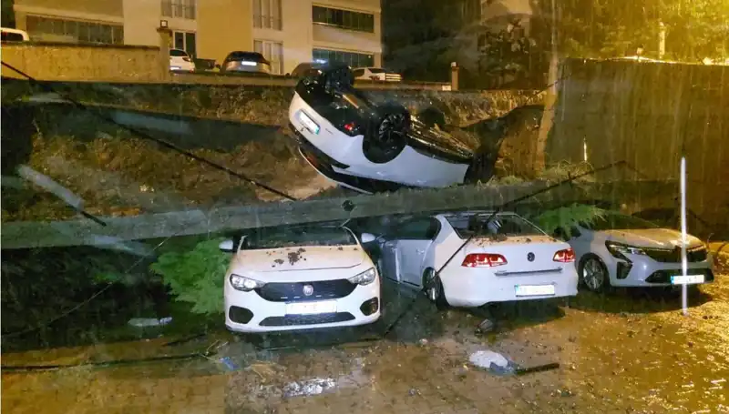 Duvar Çöktü: 4 Araç Kullanılamaz Hale Geldi