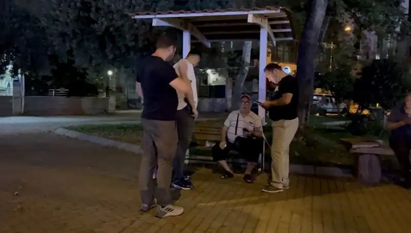 Kısmı Görme Kaybı Olan Adamın Telefonu Cadde Ortasında Çalındı!