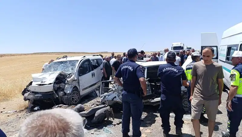 Otomobil ile Hafif Ticari Araç Çarpıştı: 4 Can Kaybı, 1 Yaralı Var!
