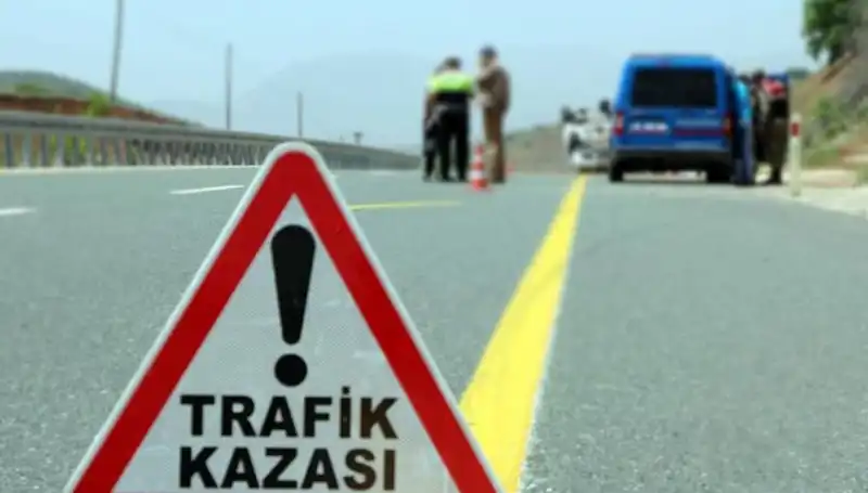 Otomobil ile Kamyon Çarpıştı: Can Pazarı! Ölü ve Yaralı Sayısı Artıyor