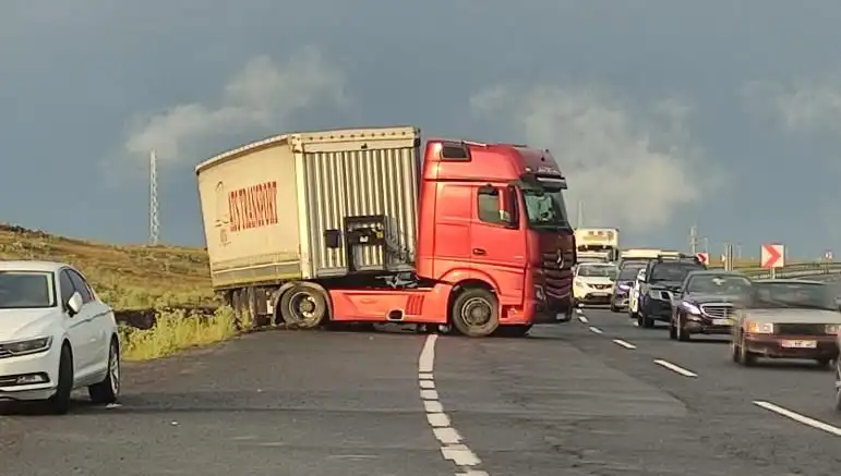 TIR Kaydı ve Kapatılan Yol: Uzun Araç Kuyrukları Şehirde Çileye Dönüştü